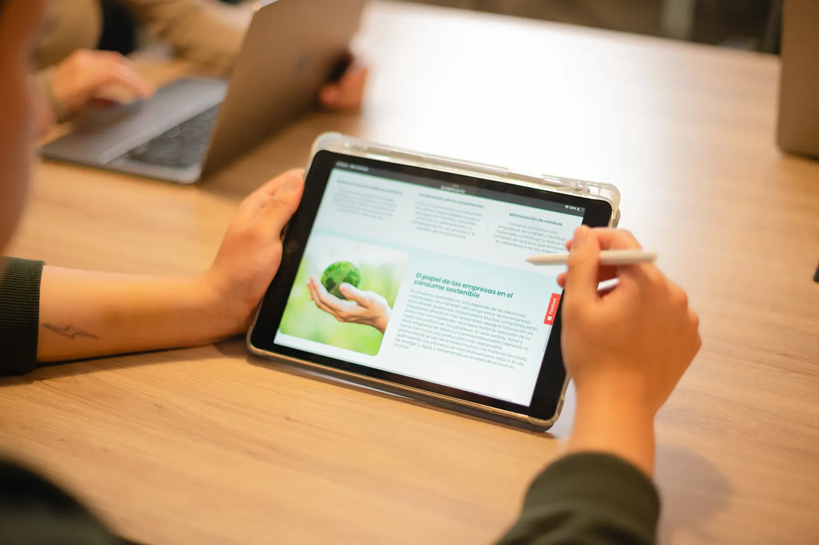 metrica Persona usando tablet con artículo sobre sostenibilidad