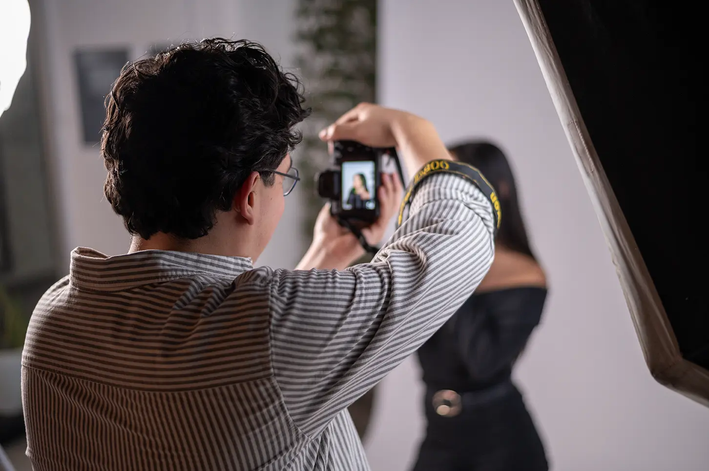 Fotógrafo del equipo Brouo® realizando una sesión en estudio propio