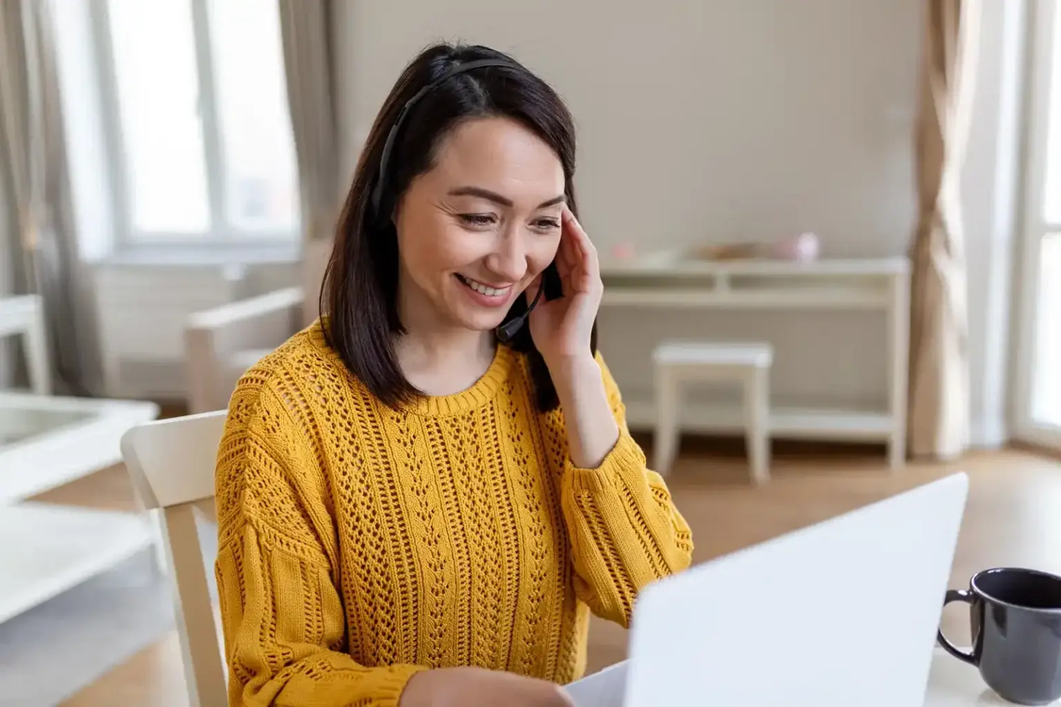 mujer asesorando online