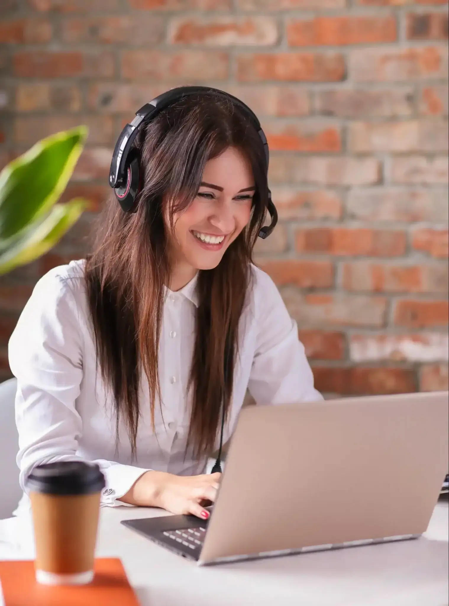 mujer asesorando videollamada