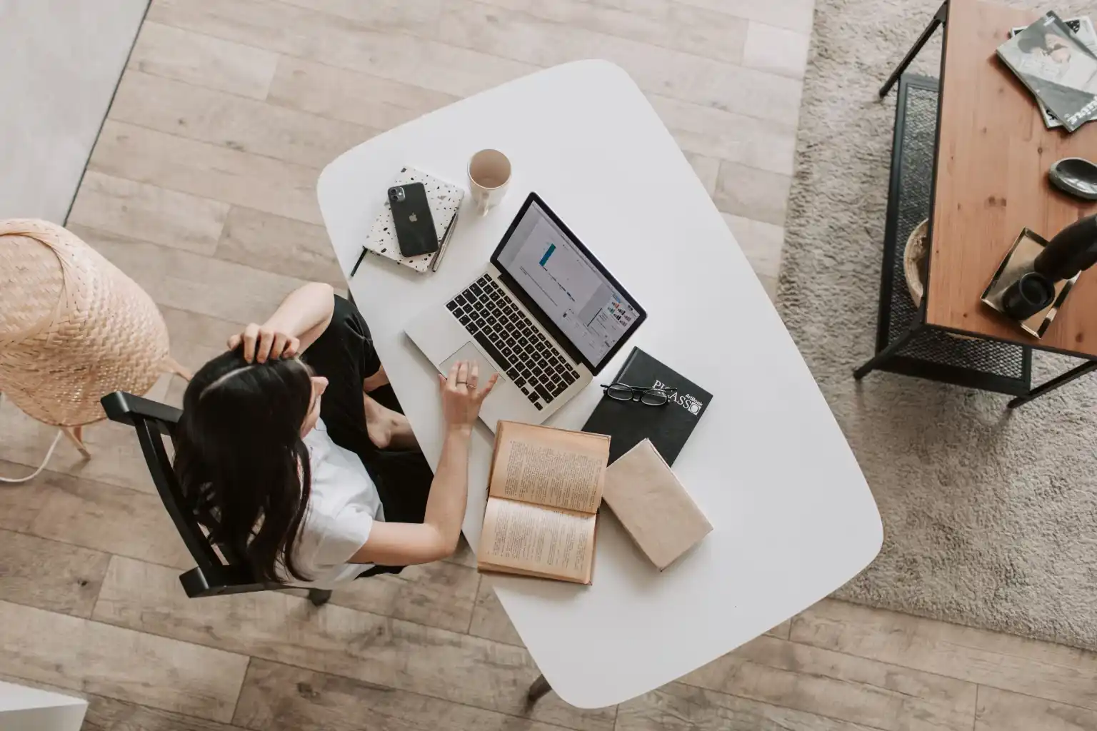 mujer trabajando escritorio