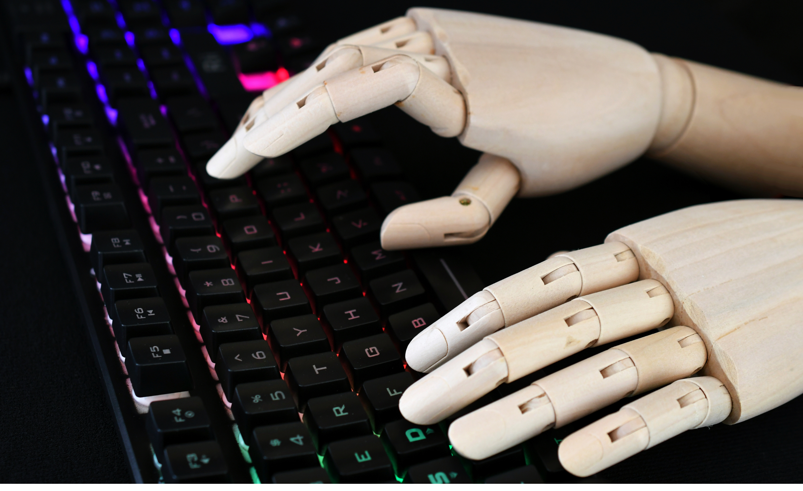 manos de robot en teclado de computadora