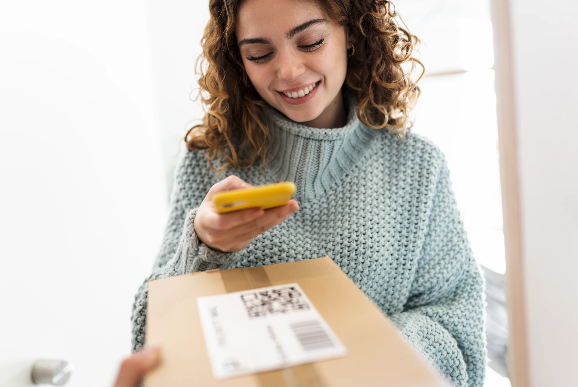 mujer escaneando pedido amazon