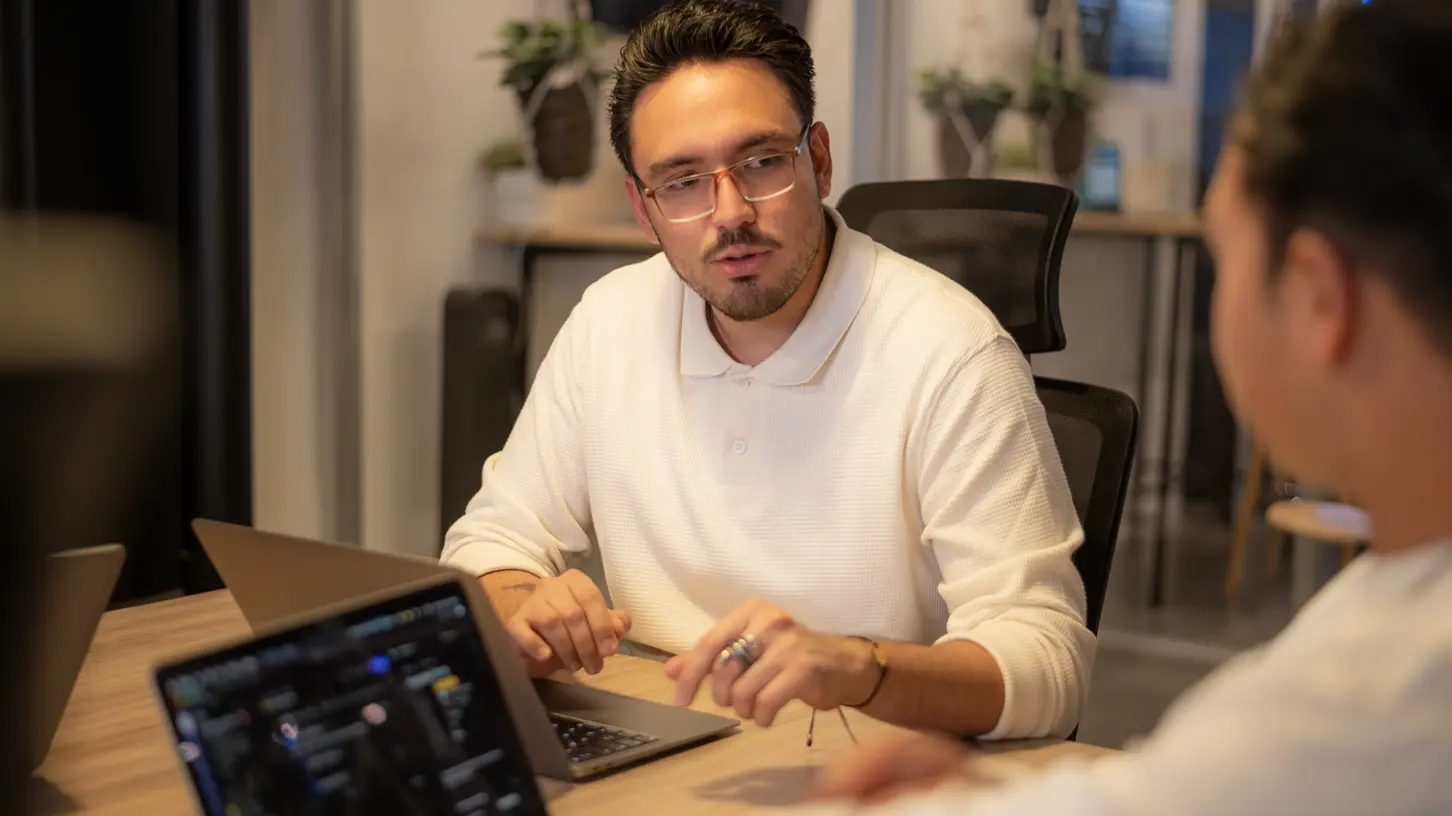 estratega asesorando cliente